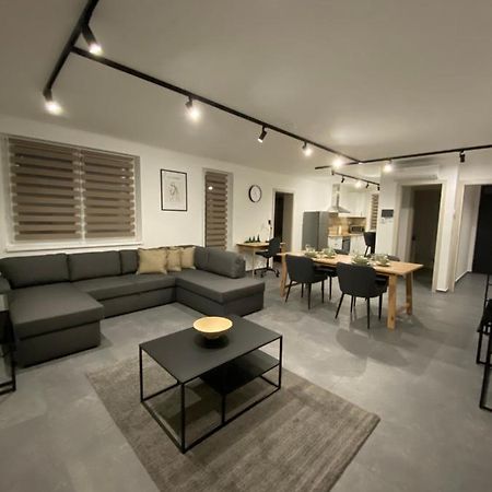 Twin House Apartment Gyal ภายนอก รูปภาพ