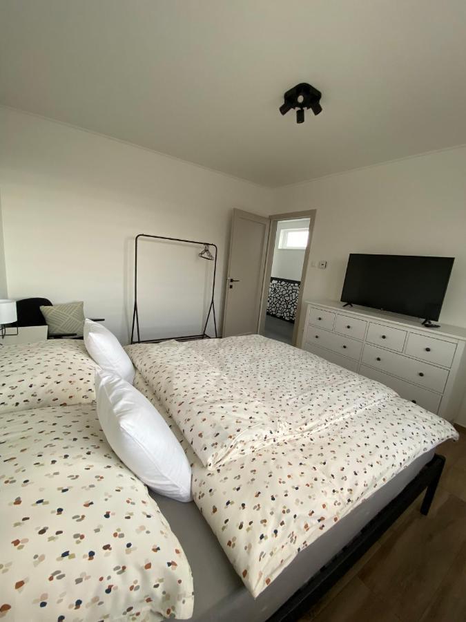 Twin House Apartment Gyal ภายนอก รูปภาพ