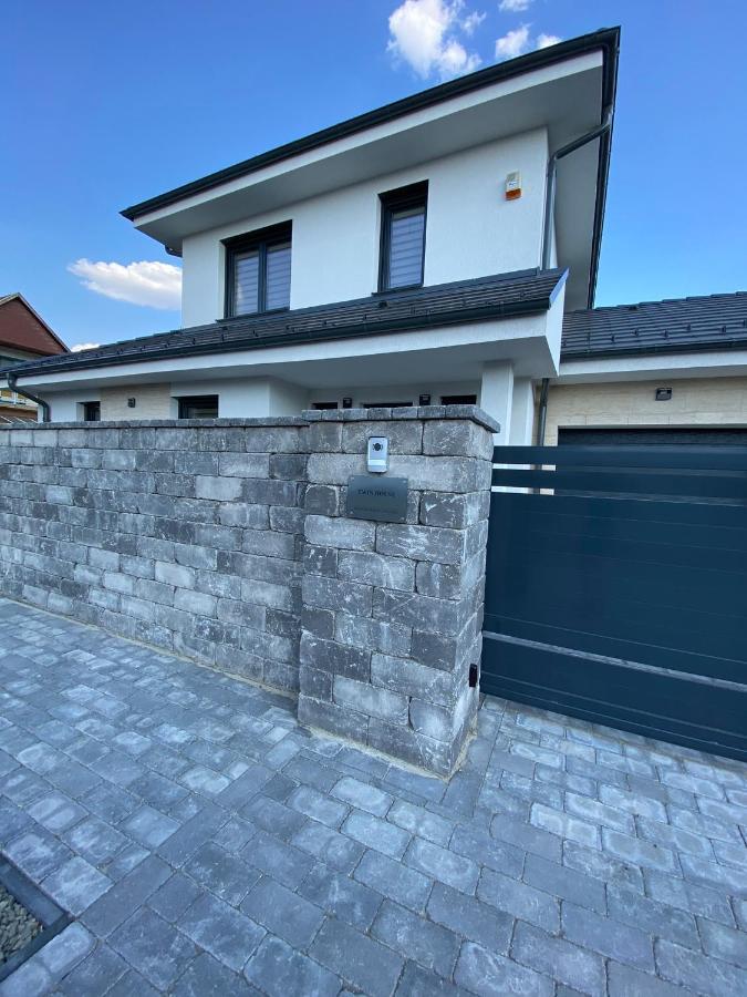 Twin House Apartment Gyal ภายนอก รูปภาพ