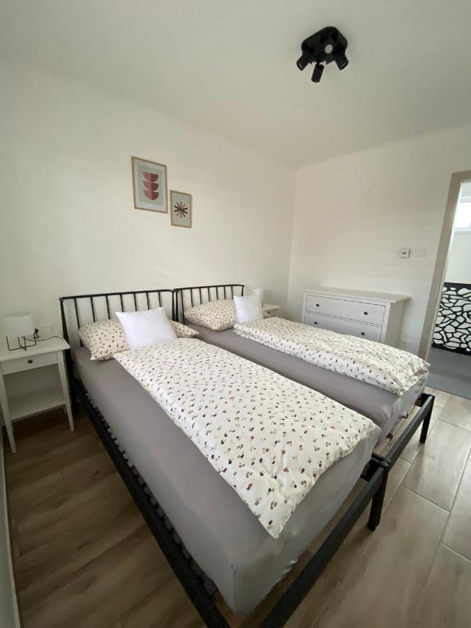 Twin House Apartment Gyal ภายนอก รูปภาพ