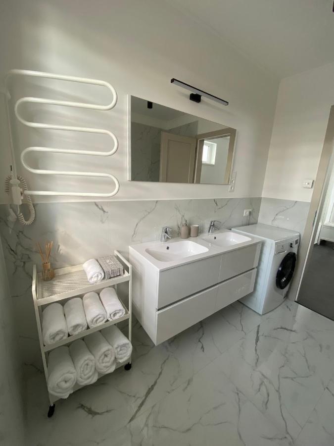 Twin House Apartment Gyal ภายนอก รูปภาพ