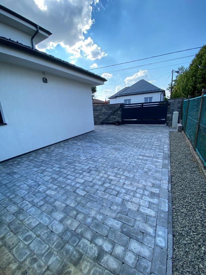 Twin House Apartment Gyal ภายนอก รูปภาพ