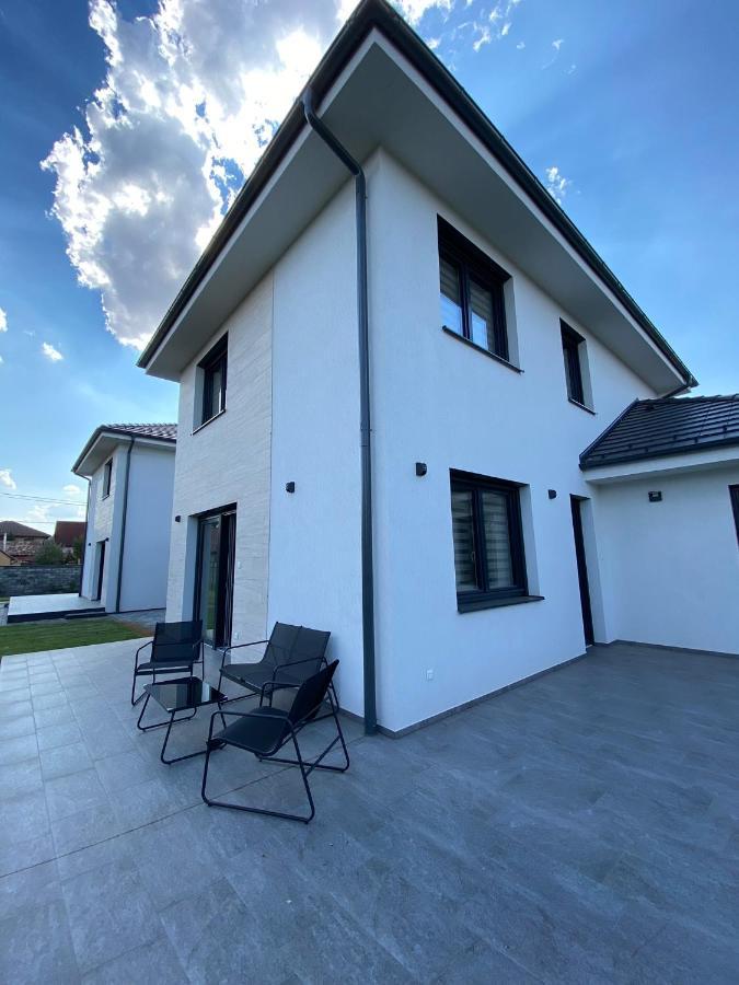 Twin House Apartment Gyal ภายนอก รูปภาพ