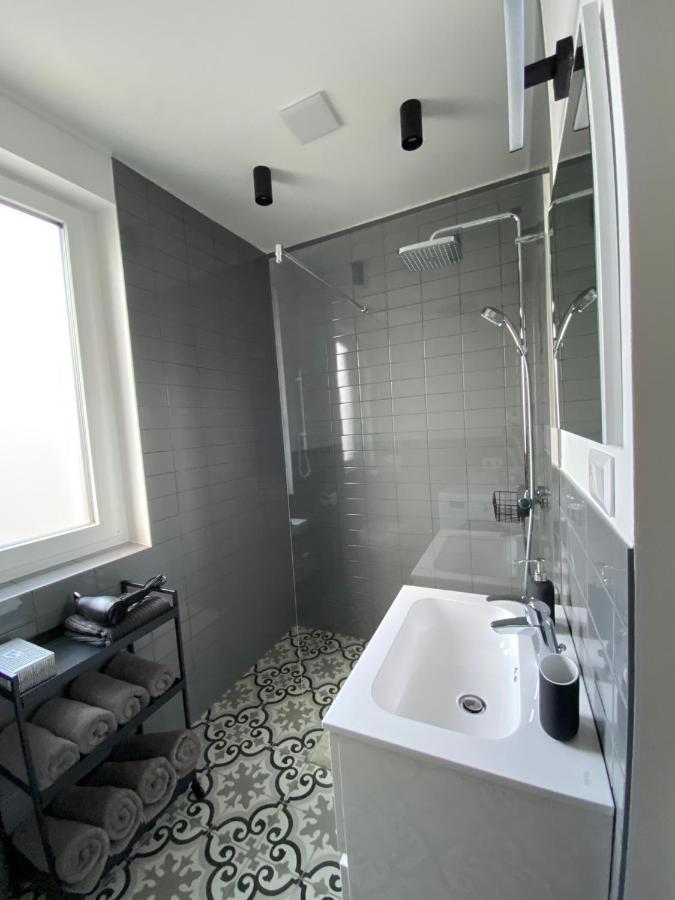 Twin House Apartment Gyal ภายนอก รูปภาพ