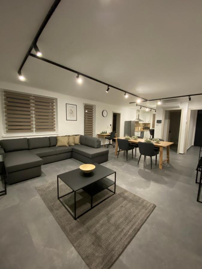 Twin House Apartment Gyal ภายนอก รูปภาพ