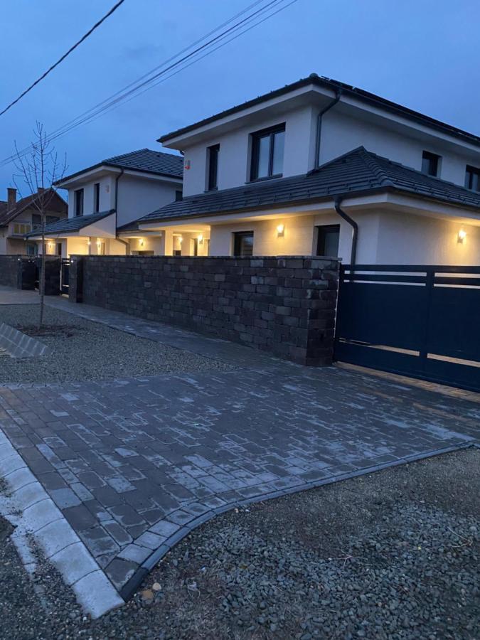 Twin House Apartment Gyal ภายนอก รูปภาพ